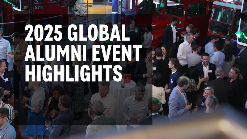 Fotografía de un grupo de personas en un evento de alumni.
